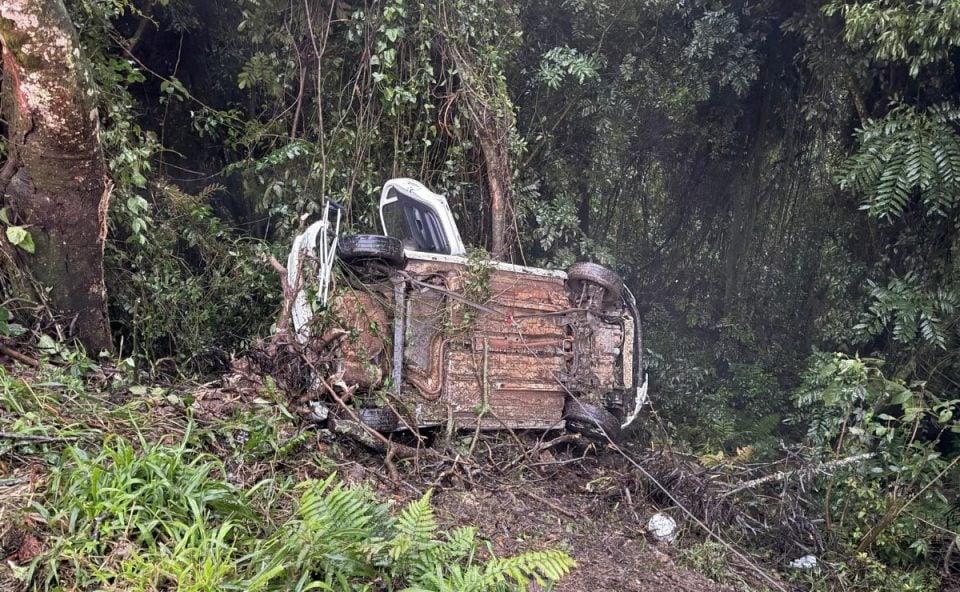 Motorista fica gravemente ferido após carro da Secretaria de Saúde de Lunardelli cair em ribanceira