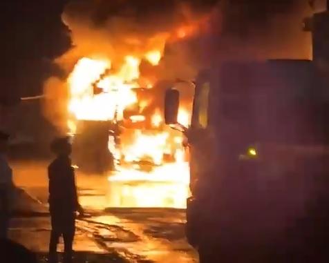 Ônibus pega fogo em Bom Sucesso; veículo teve danos materiais e ninguém ficou ferido
