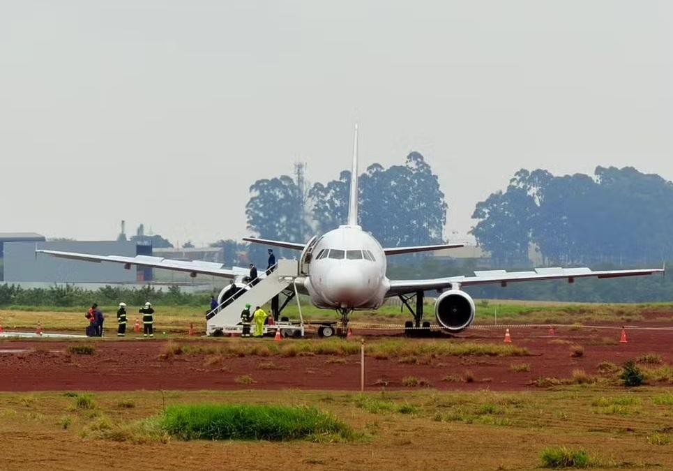 Avião com mais de 150 pessoas sai da pista durante pouso em Cascavel