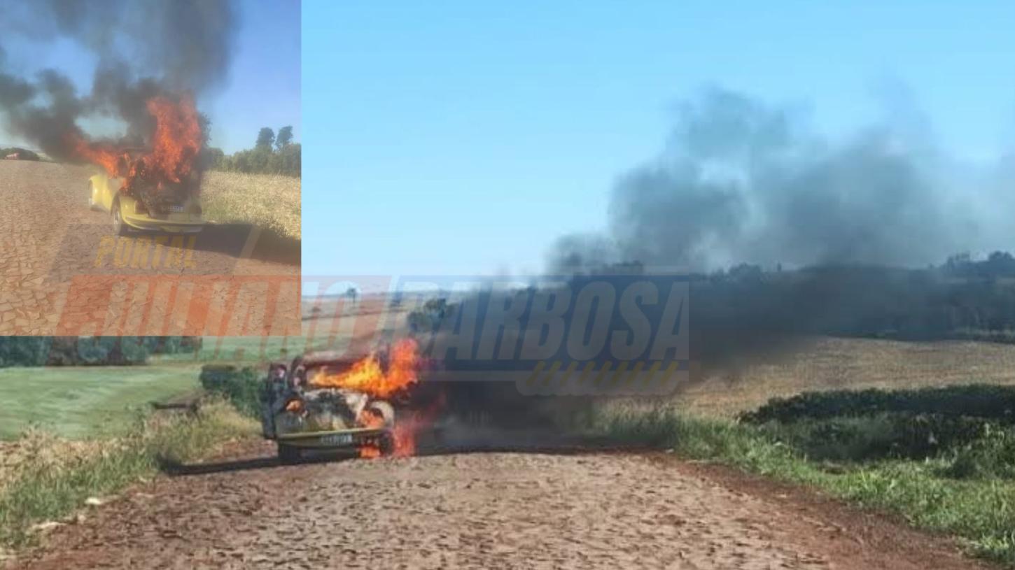 Fusca é consumido pelo fogo na tarde deste domingo em Lidianópolis