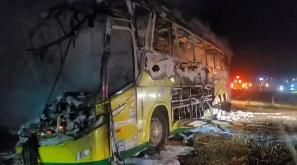 Ônibus bate em carreta e pega fogo na BR-376, no Paraná; nove pessoas ficam feridas