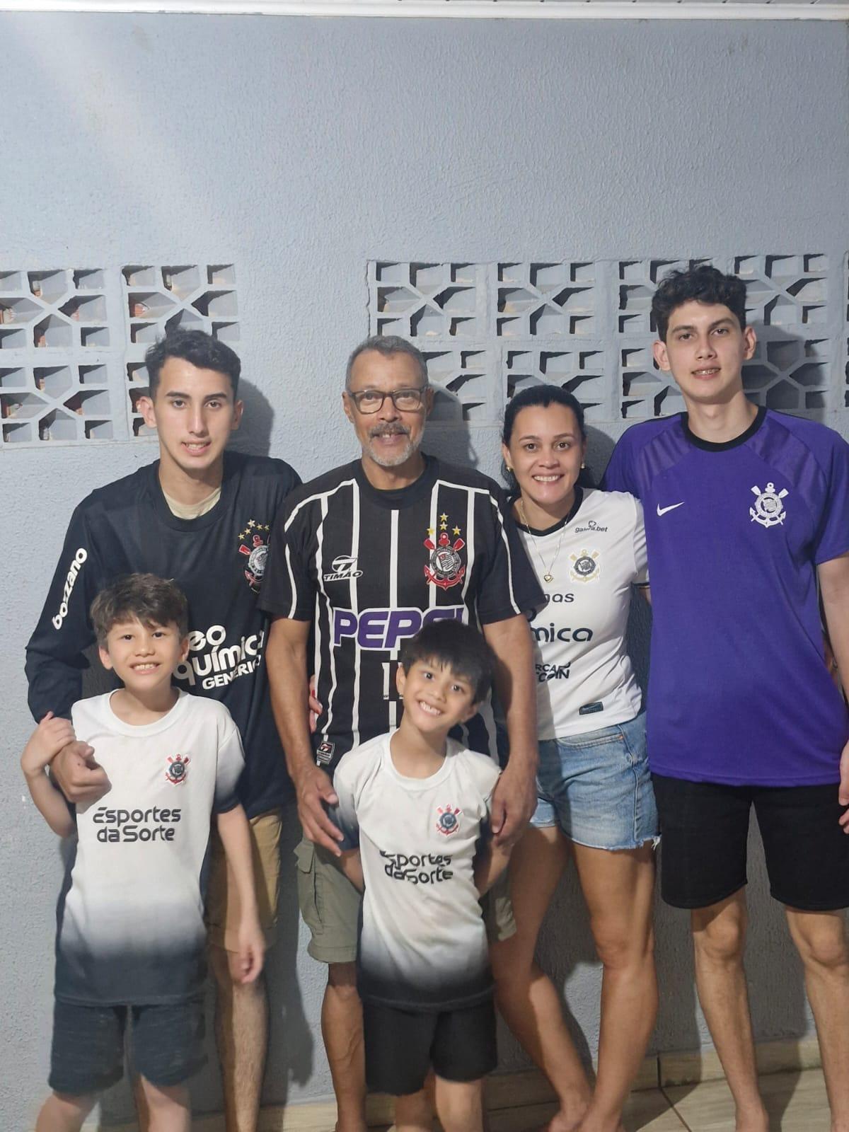 Orlando Domingos com os netos Cauã, Leonardo, Benjamin, Benício e a filha Valéria