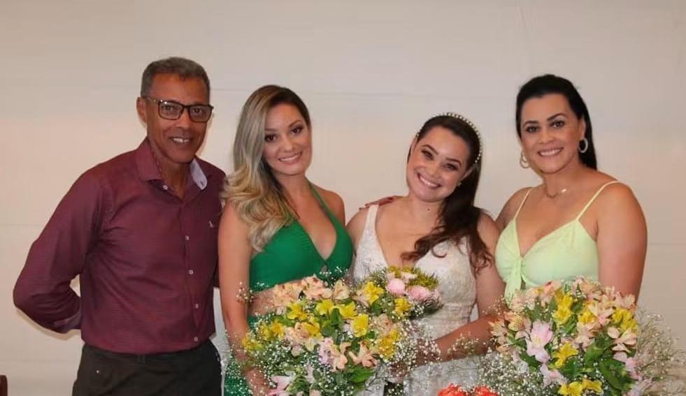 Orlando Domingos ao lado das filhas Aline, Caroline e Valéria