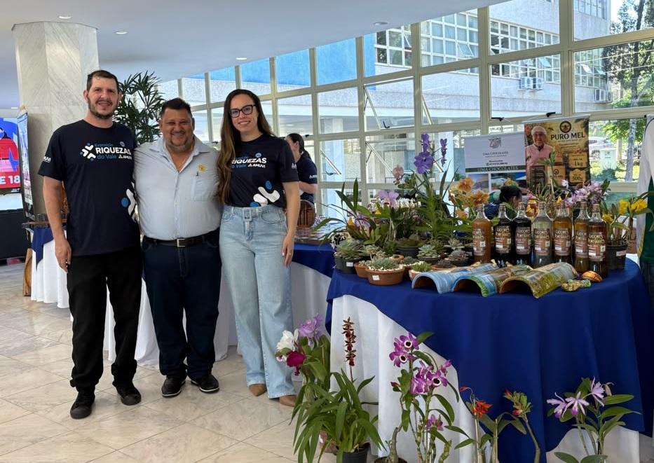 Ana Paula Mariano e Lucas Carlos da Silva ao lado do presidente da AMUVI e prefeito de Rio Branco do Ivaí, Pedro Taborda