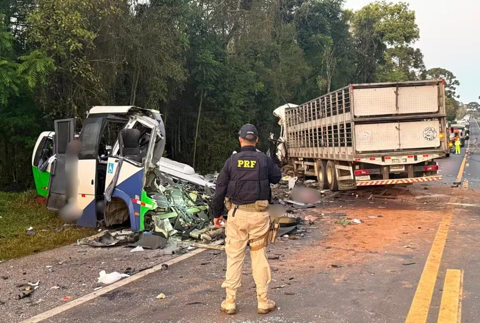 Sobe para 23 o número de mortos em acidente entre micro-ônibus e carreta no Paraná