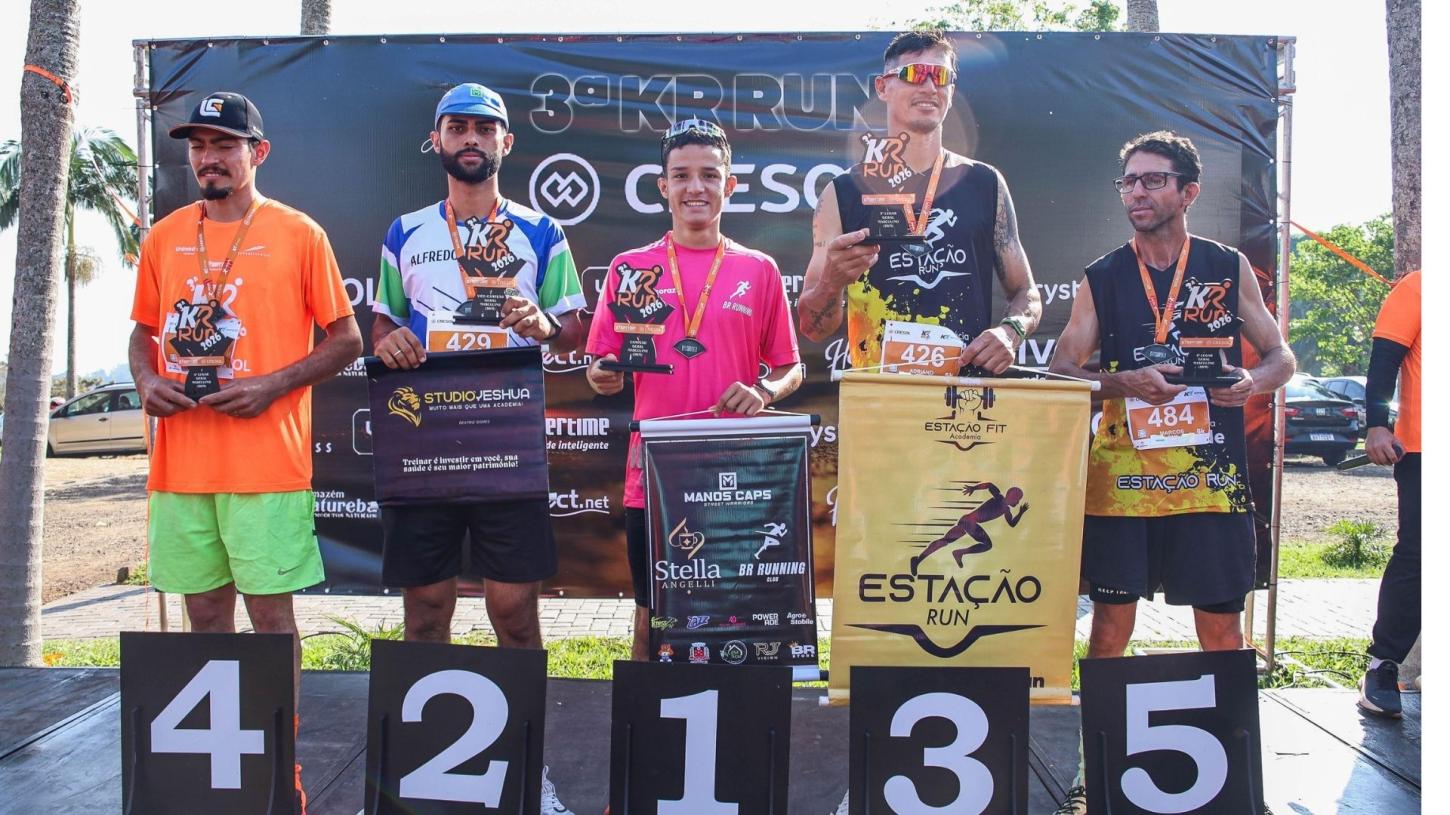 Lucas Matheus comemora o título da 3ª KR Run 2026 – Cresol, em Ivaiporã.