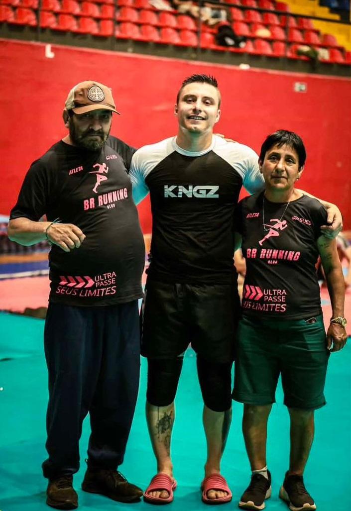 Jonathan com os pais durante a competição