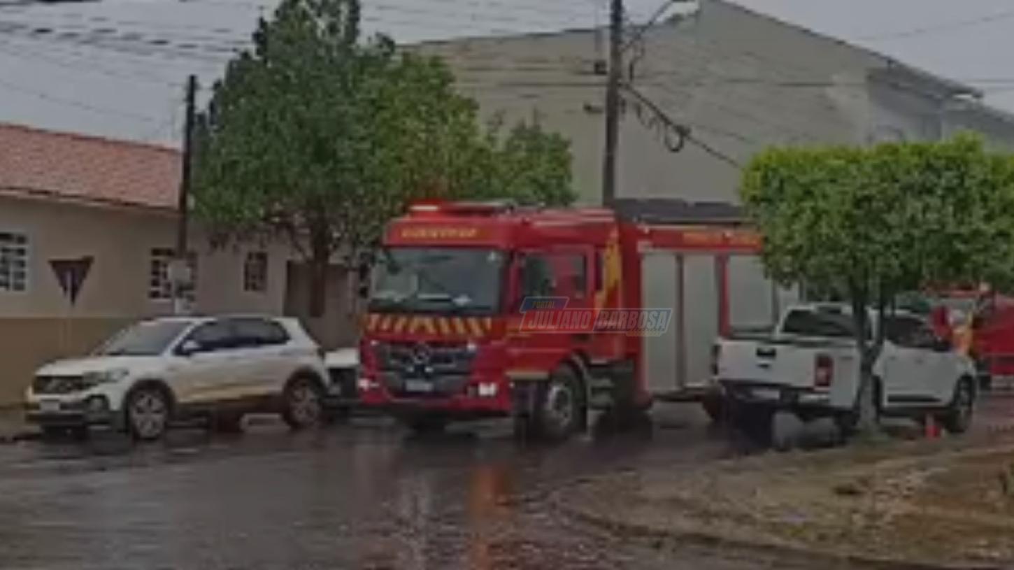Curto-circuito em poste mobiliza bombeiros durante temporal em Jardim Alegre