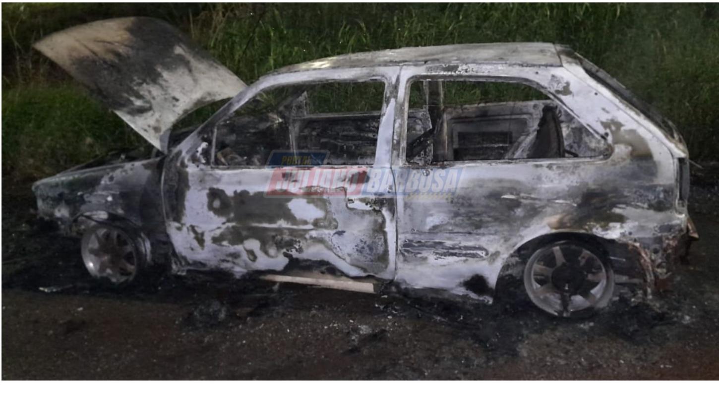 Incêndio destrói veículo Gol em Lidianópolis