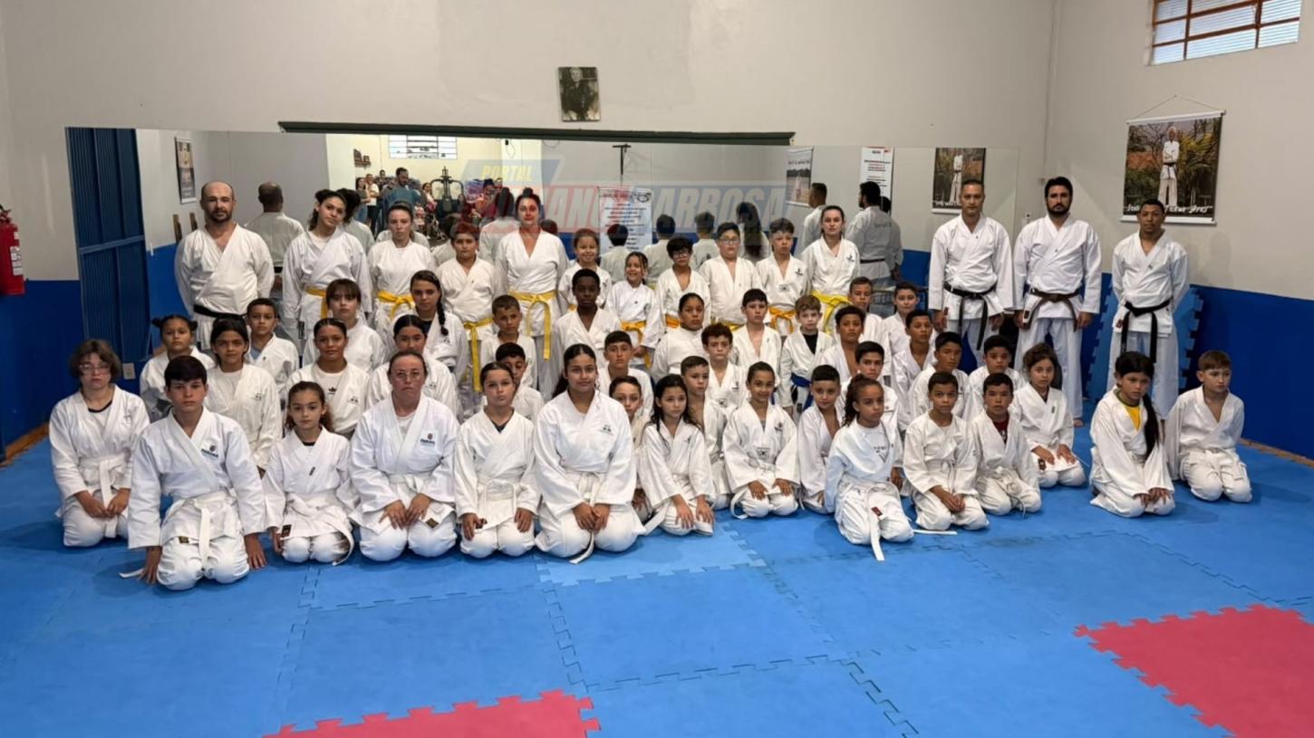 Mais de 50 alunos participam de exame de faixa de karatê em Jardim Alegre