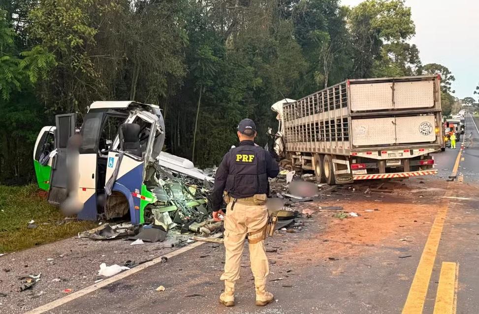 Polícia conclui investigação e aponta responsabilidade de motoristas em acidente que matou 23 no Paraná