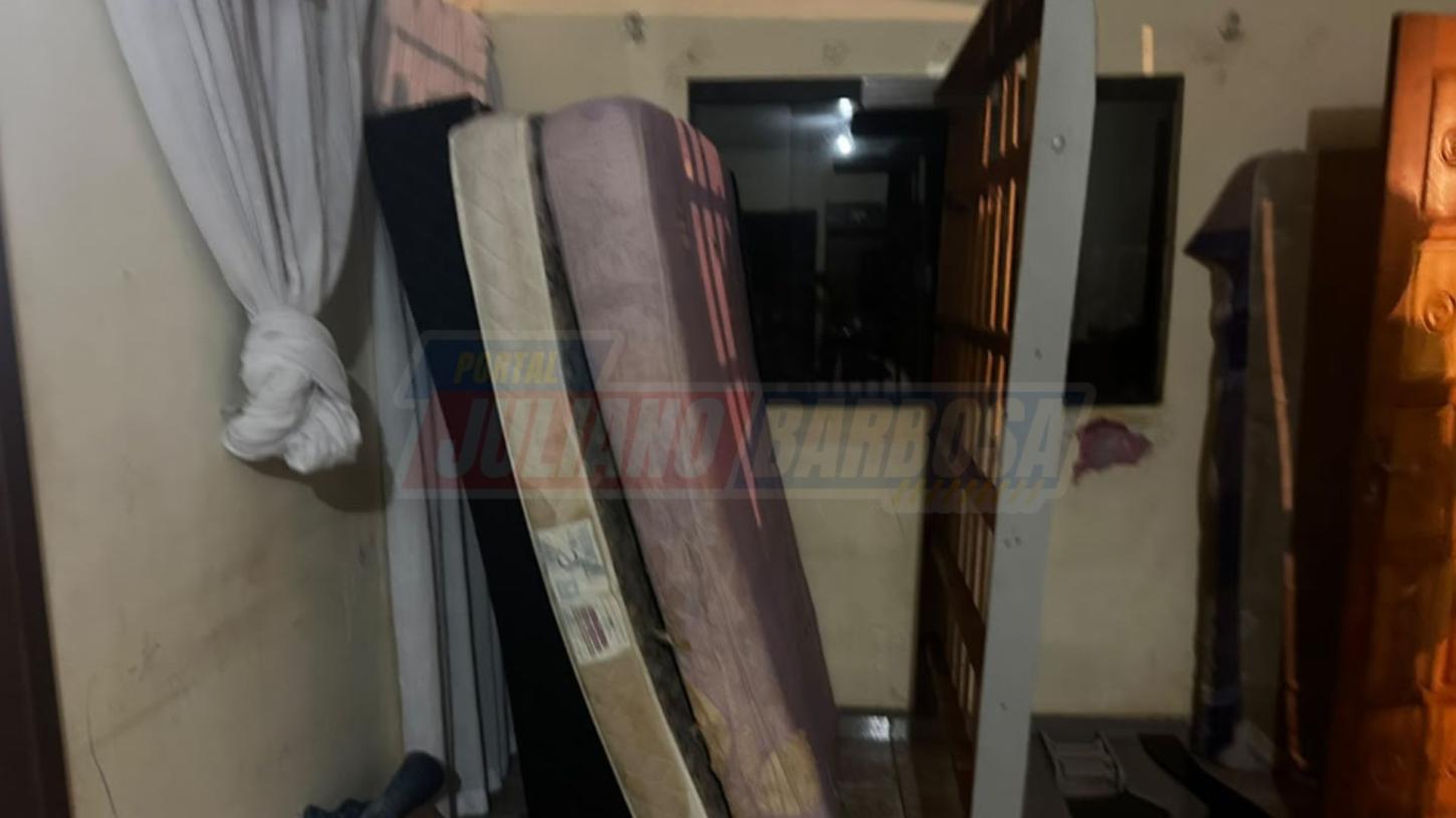 Móveis da residência também ficaram expostos aos efeitos da chuva