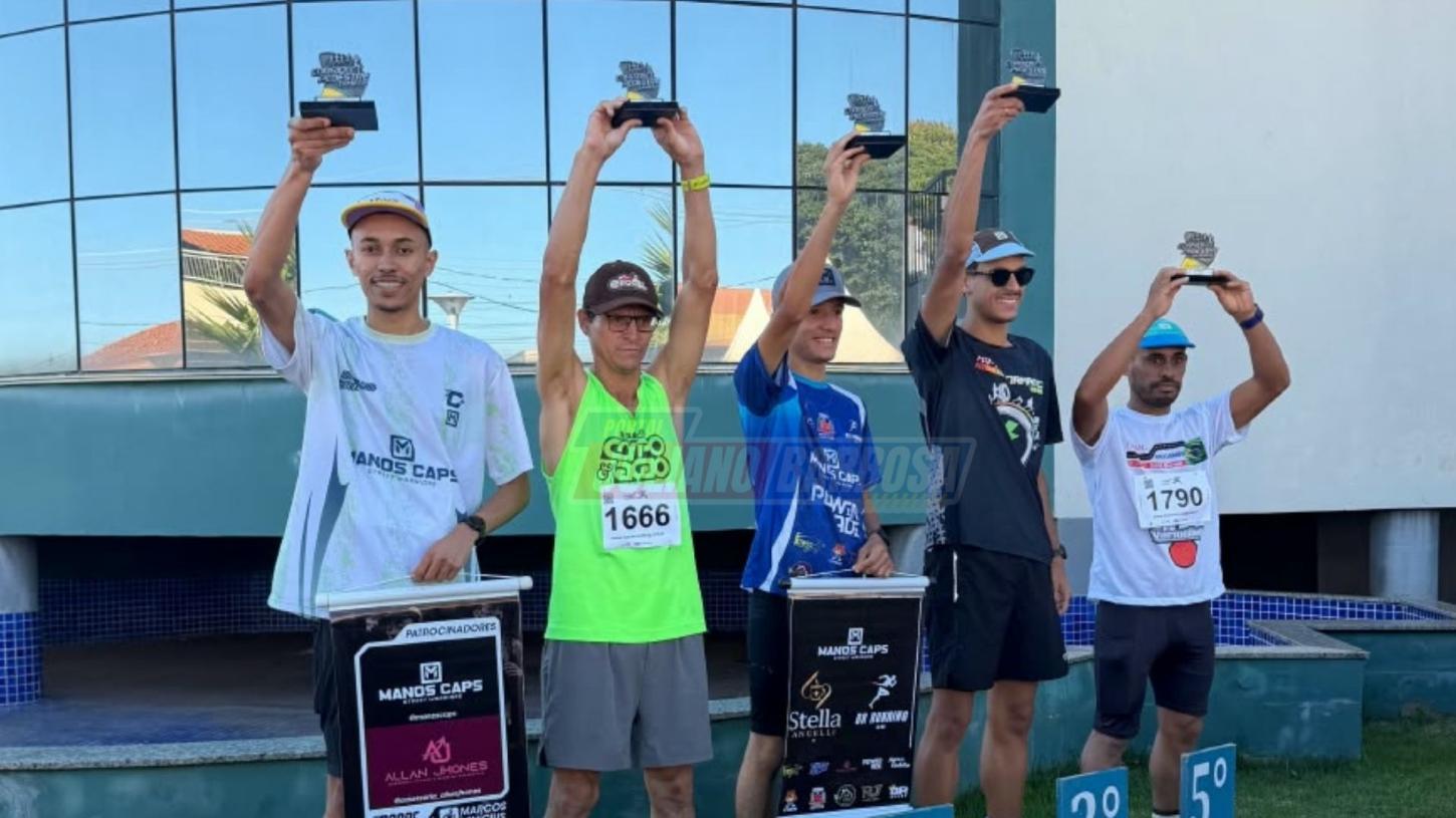 Lucas Matheus Caroba Martins no pódio após conquistar o primeiro lugar na 4ª Corrida Pedestre de Cambira, no domingo (18).