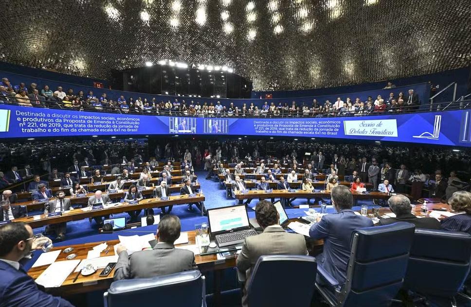 Senado aprova PEC que prevê fim da escala 6x1 e dois dias de descanso semanal