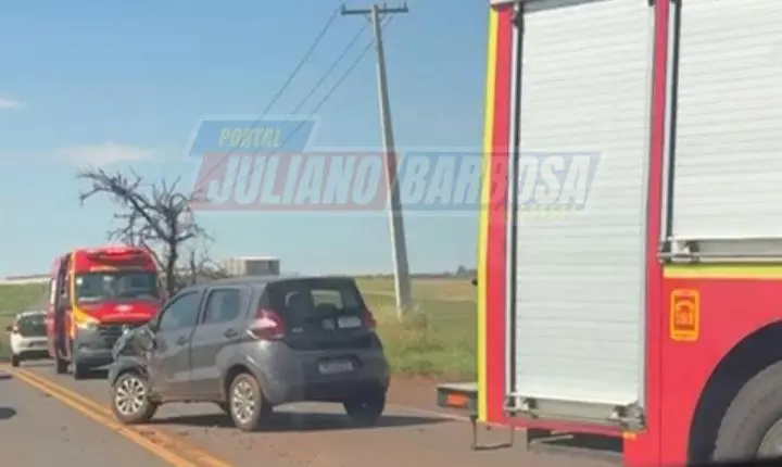 Acidente entre dois veículos mobiliza bombeiros na PR-082 em Jardim Alegre