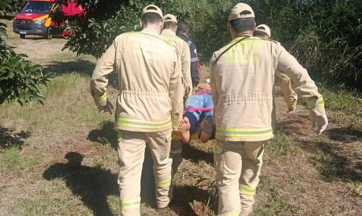 Acidente na PRC-466 entre Jardim Alegre e Lidianópolis deixa duas pessoas feridas após capotamento