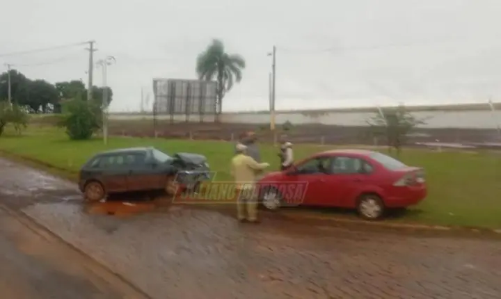 Acidente envolvendo dois carros é registrado na PR-466, em Ivaiporã, na tarde ndesta segunda-feira (14)