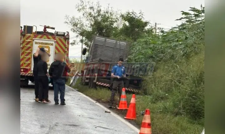 Jovem de 25 anos morre em colisão frontal entre carro e caminhão na PR-082, em São João do Ivaí