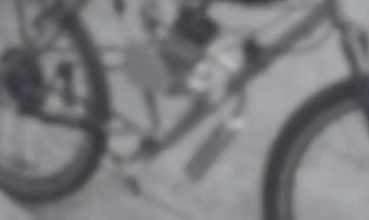 Adolescente é flagrado fazendo manobras perigosas com bicicleta motorizada em Ivaiporã