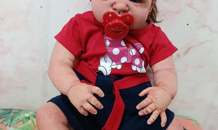 Artesã de Jardim Alegre realiza sorteio beneficente de bebê reborn para ajudar sobrinha de 9 anos internada com púrpura em Curitiba; entenda a doença