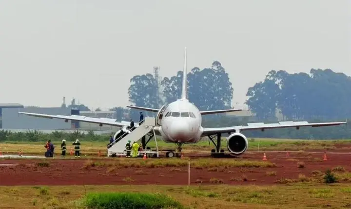 Avião com mais de 150 pessoas sai da pista durante pouso em Cascavel