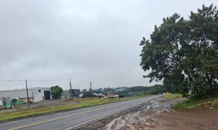 Acidente entre carro e motocicleta deixa jovem ferido em Jardim Alegre