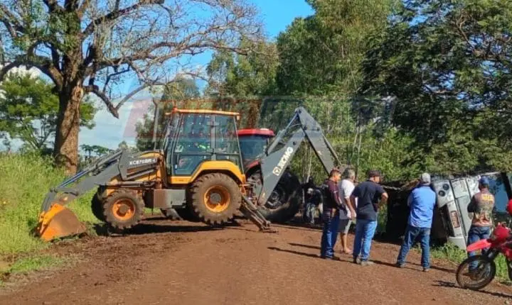 Caminhão carregado com soja tomba na estrada da Palmeirinha em Jardim Alegre durante chuva