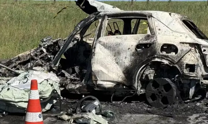 Carro elétrico pega fogo após colisão com caminhonete e motorista morre carbonizado no Paraná; sete pessoas ficaram feridas