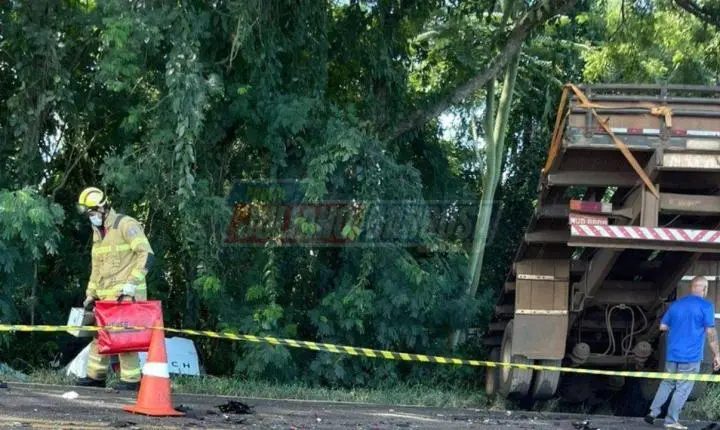 Colisão frontal entre caminhonete e caminhão deixa três mortos na PR-082, entre Jardim Alegre e Lunardelli