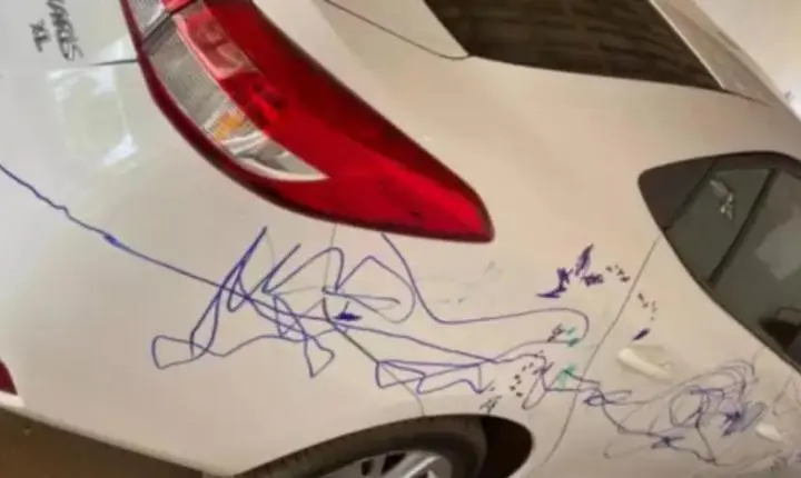 Criança risca carro do pai com caneta permanente e mãe desabafa: “Minha reação foi chorar”