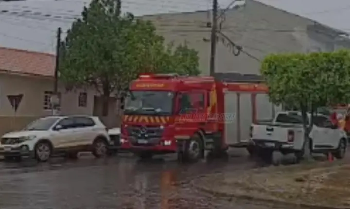 Curto-circuito em poste mobiliza bombeiros durante temporal em Jardim Alegre