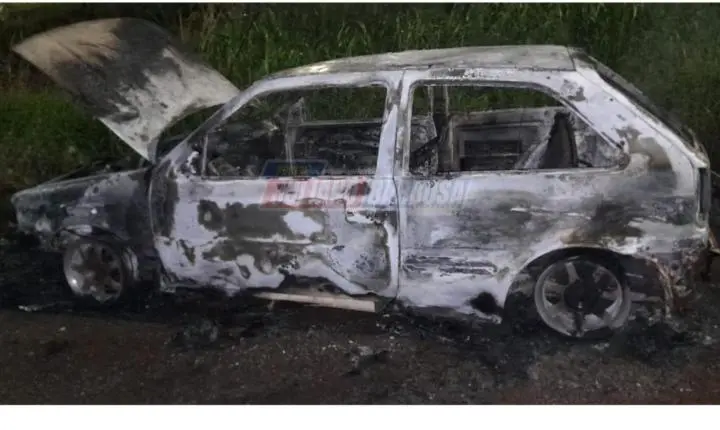 Incêndio destrói veículo Gol em Lidianópolis