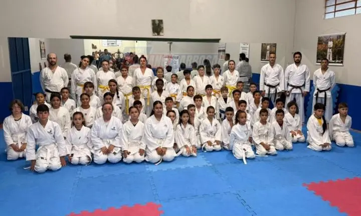 Mais de 50 alunos participam de exame de faixa de karatê em Jardim Alegre