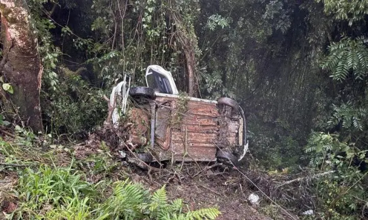 Motorista fica gravemente ferido após carro da Secretaria de Saúde de Lunardelli cair em ribanceira