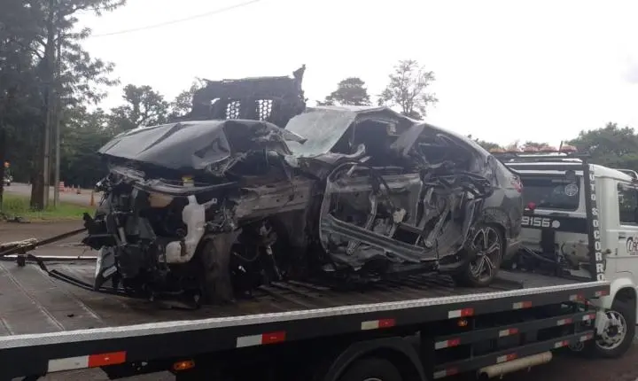 Motorista que causou acidente com carro da saúde de Jardim Alegre fugiu; PRF apreendeu 360 kg de maconha no veículo roubado