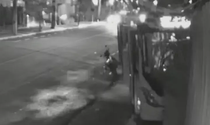 Motorista sai para embarcar pessoa em cadeira de rodas, ônibus fica desgovernado e passageiros saltam antes de batida, em Londrina