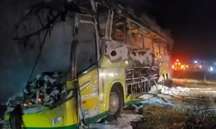 Ônibus bate em carreta e pega fogo na BR-376, no Paraná; nove pessoas ficam feridas