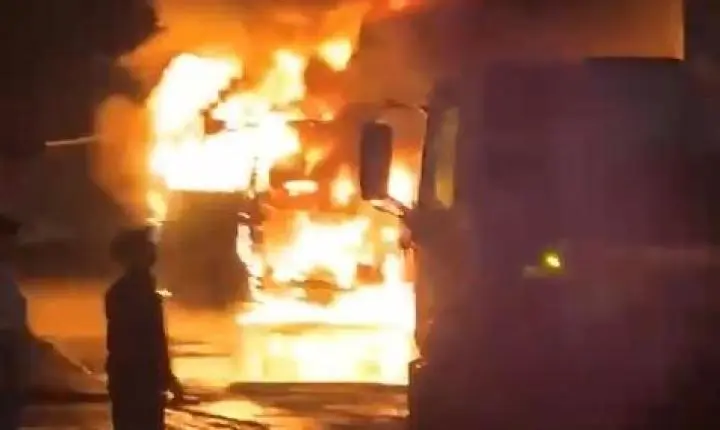 Ônibus pega fogo em Bom Sucesso; veículo teve danos materiais e ninguém ficou ferido