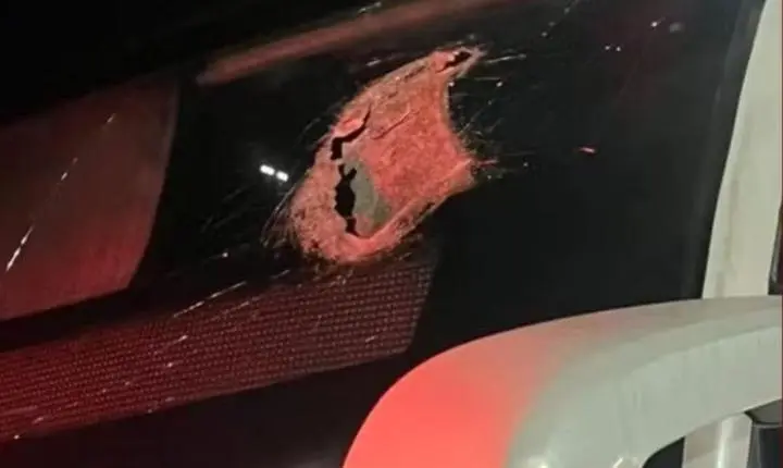 Peça se solta de caminhão, atinge ônibus e mata passageiro que trocou de poltrona no PR