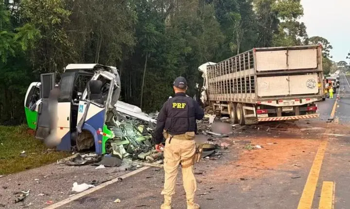 Polícia conclui investigação e aponta responsabilidade de motoristas em acidente que matou 23 no Paraná