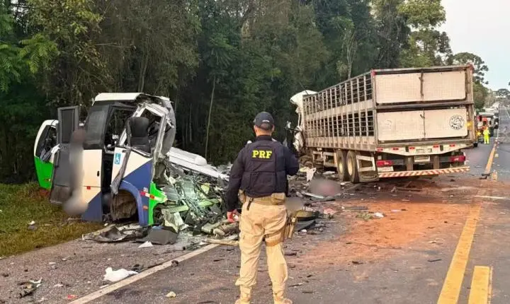 Sobe para 23 o número de mortos em acidente entre micro-ônibus e carreta no Paraná